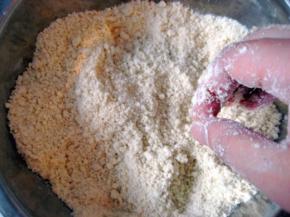 把所有材料混合均匀，用手将黄油与其他材料一起搓成碎屑状，加入黑芝麻；