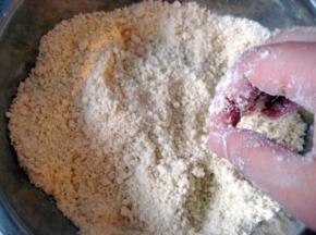 把所有材料混合均匀，用手将黄油与其他材料一起搓成碎屑状，加入黑芝麻；