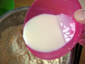 炼乳+清水调合均匀，倒入步骤3中，如感觉面团偏干，可再加少许水；