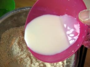 炼乳+清水调合均匀，倒入步骤3中，如感觉面团偏干，可再加少许水；