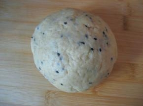 将所有材料揉成面团，套入保鲜袋中；