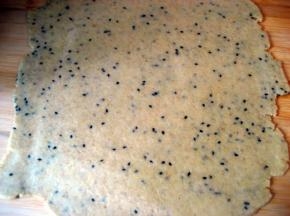 把面团擀成3mm厚的面片；