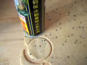 将保鲜袋撕去，用饼干模刻出形状（家里没有太合适的模子，就将椰汁罐顶部剪开当作模子来使);