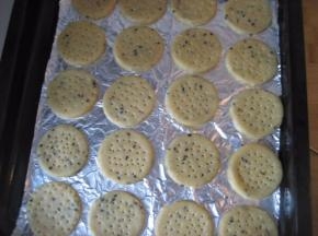 在压成形的饼干上用牙签扎些洞，排入烤盘，饼干之间要留适当缝隙，松驰10分钟。
烤箱预热200度，上层，烤20分钟，表面上色后即可出炉（温度和时间视自家烤箱情况来定）。