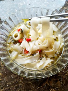 想吃面，咱现擀现抻，仅需几分钟，不论是海鲜面、牛肉面，想吃哪种做哪种~自己动手随心所欲。想吃撒就是撒。亲手做出的面条总是别有一番滋味！