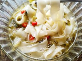 想吃面，咱现擀现抻，仅需几分钟，不论是海鲜面、牛肉面，想吃哪种做哪种~自己动手随心所欲。想吃撒就是撒。亲手做出的面条总是别有一番滋味！