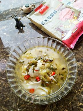 采用面粉中最高端的麦芯粉，精研细磨面条更劲道，口感更滑嫩。
精选加拿大硬质红小麦研制而成，麦香味十足，粉质细腻，做出来的面条劲道爽滑，好吃极了……
浆水面讲究面条劲道，滑爽，凉汤冷面。酸浆水面是以浆水做汤汁的一种面条。它含有多种有益的酶，能清暑解热，增进食欲，为夏令佳品。