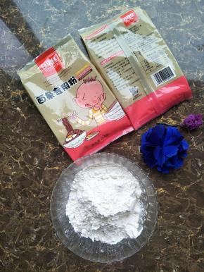 有了百瑞佳面条专用粉，仅需几分钟，不论是杂酱面、牛肉面，想吃哪种做哪种~自己动手随心所欲，想吃撒就是撒，亲手做出的面条总是别有一番滋味！
百瑞佳采用面粉中最高端的麦芯粉，精研细磨面条更劲道，口感更滑嫩。
精选加拿大硬质红小麦研制而成，麦香味十足，粉质细腻，做出来的面条劲道爽滑，好吃极了……