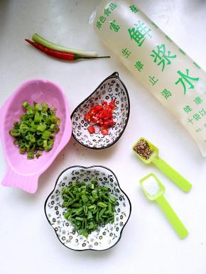 先准备做浆水，材料:面条粉一袋，葱花，蒜苗，一袋鲜浆水，小米辣一个，花椒粉一勺，盐一勺。这样做出的浆水是酸辣味，不喜欢辣的不放小米辣。