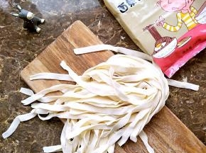 浆水面韭叶面最好，吃不掉的要放上玉米面或者淀粉防沾。