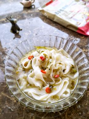 一碗清凉降火酸爽的浆水面开吃。