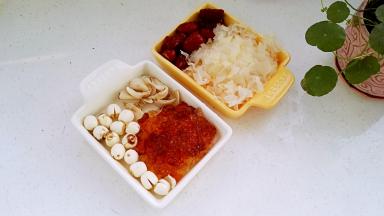 桃胶提前放入清水中泡发十二个小时以上至软涨，体积大概能涨大10倍。将泡软的桃胶表面的黑色杂质去除，洗净，掰成小块。将半朵银耳放入水中，浸泡一小时。待银耳充分泡发之后，换清水清洗干净，去根，将银耳撕成小片。红枣、莲子、百合也提前泡发，洗净，红枣切开。