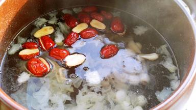 把原料全部放坤博砂锅内，添水大火烧开。