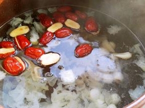 把原料全部放坤博砂锅内，添水大火烧开。