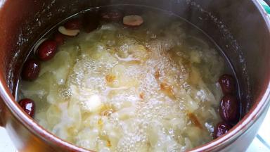 熬一个小时以上，最后十分钟放冰糖，关火继续焖。