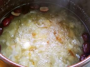 熬一个小时以上，最后十分钟放冰糖，关火继续焖。