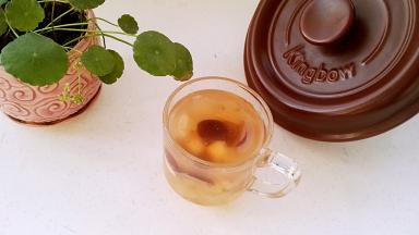 养颜美容的好汤水~~桃胶红枣莲子百合冰糖银耳粥。