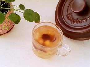 养颜美容的好汤水~~桃胶红枣莲子百合冰糖银耳粥。