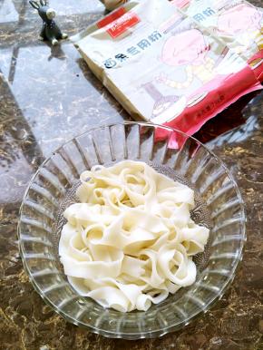 成品面条很劲道，弹性好。