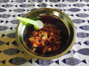 放2小勺淀粉，一小捏小苏打抓匀。
在肉肉里加一点点小苏打是为了让肉肉更松软滑嫩，小伙伴们要记住这个小窍门哦。
