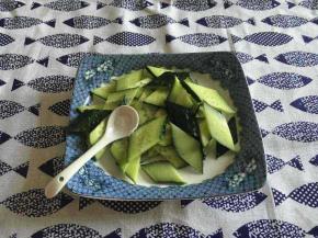 黄瓜清洗干净后切象眼片，放少许盐抓匀，腌制1～2分钟，然后用清水把盐分洗下去，沥干水分备用。
加盐腌制法是个小窍门，是为了保证黄瓜炒出来脆爽。
象眼片的切法是先把黄瓜斜刀30度切成4～5厘米的段，然后再切成3毫米左右的薄片。