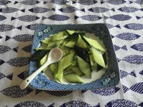 黄瓜清洗干净后切象眼片，放少许盐抓匀，腌制1～2分钟，然后用清水把盐分洗下去，沥干水分备用。
加盐腌制法是个小窍门，是为了保证黄瓜炒出来脆爽。
象眼片的切法是先把黄瓜斜刀30度切成4～5厘米的段，然后再切成3毫米左右的薄片。