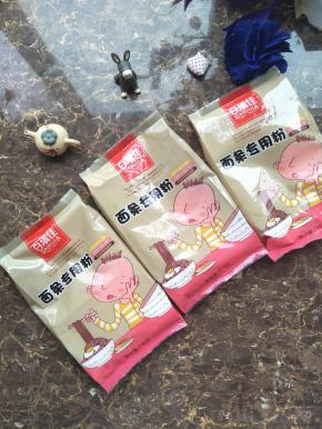 百瑞佳，专注制面20年！挑选绿色种植，光照充足的优质小麦，制成粉质细腻，营养美味的面条专用粉。
百瑞家面条专用粉非转基因红小麦经过多种工序精致而成，不含添加剂，加拿大进口面粉，只提取6％的麦芯精华，面粉细腻，没有结块。