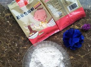 258一包适合小家庭用量，不怕打开用不了长时间受潮长虫。面粉袋背面很贴心的写了手擀面和面条机的指导步骤。