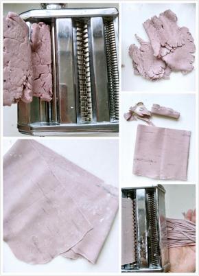 用面条机多次将面团由一档到五档压成光滑的面片，把边上不整齐的面片切掉。把面片放在压面条档位切出宽面条，面条的面要硬面才好吃。不能水多，没有放手粉面条也不沾。。