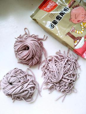 一包面条粉压出的面条，一次吃不掉要均匀撒手粉放入冰箱冷冻。