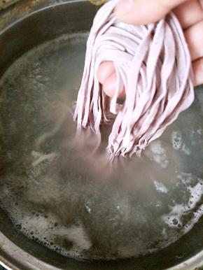 锅内放入足量的水，水滚开下入面条。点三次水，面条就熟了。用冷开水过水一下控干。