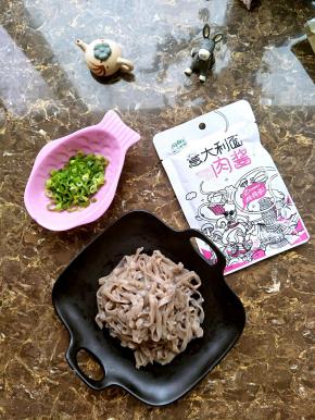 彩色面条高温都会变色，我的粉色桑葚面条华丽丽的变成这个色了。