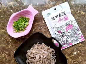 彩色面条高温都会变色，我的粉色桑葚面条华丽丽的变成这个色了。