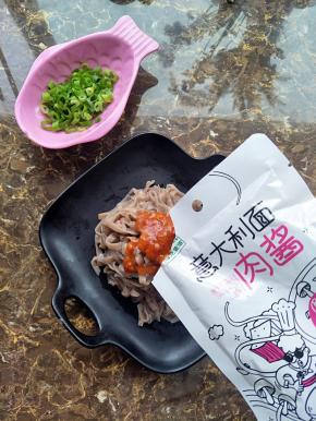 加上意大利肉酱包和葱花