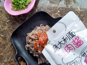 加上意大利肉酱包和葱花