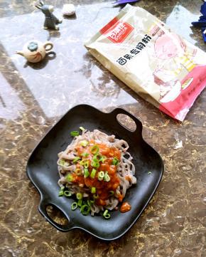 百瑞佳面条专用粉，粉质细腻，口感劲道，营养健康，自己做出美味健康的面条[表情]
面条Q弹吃起来那个爽！再来一碗！[表情]