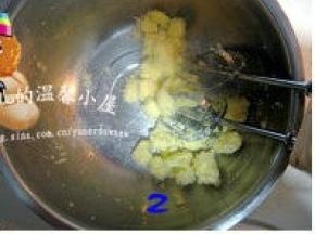 黄色面团制作：黄油室温软化后，加入白糖。先手动将黄油与白糖拌匀。然后用电动打蛋
 器低速将黄油与糖搅打至颜色变浅；