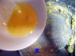 黄色面团制作：蛋液分次少量加入黄油中，搅打均匀（每次将黄油和蛋液充分融合后，再加下次的蛋液。不要将蛋液一下全部倒进黄油中。）；