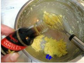 黄色面团制作：加入香草精，搅拌均匀；