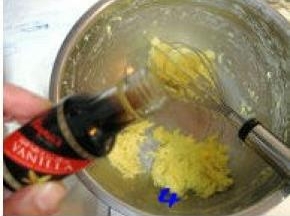 黄色面团制作：加入香草精，搅拌均匀；