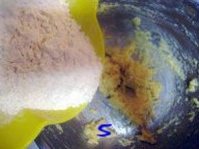 黄色面团制作：倒入过筛的低粉；