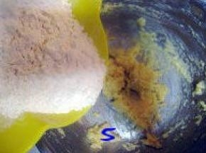 黄色面团制作：倒入过筛的低粉；