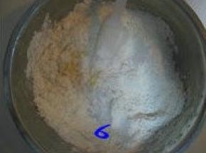 黄色面团制作：用刮刀将面粉与黄油混合均匀；