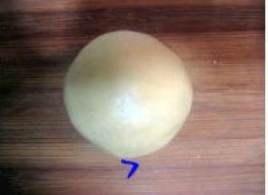 黄色面团制作：然后用手抓捏成团，不可过分揉搓，以免面粉起筋；