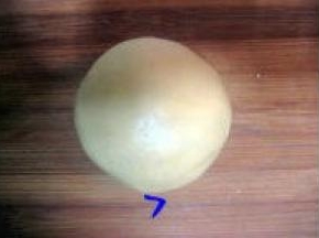 黄色面团制作：然后用手抓捏成团，不可过分揉搓，以免面粉起筋；