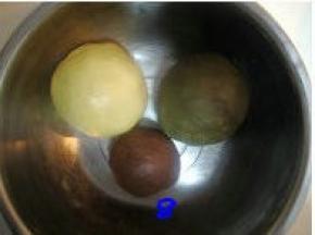 用黄色面团的制作方法依次完成绿色面团及巧克力面团；
注：先完成的面团用保鲜膜盖住，防止面团表面干裂。