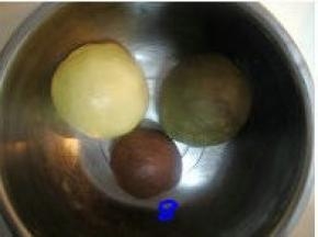 用黄色面团的制作方法依次完成绿色面团及巧克力面团；
注：先完成的面团用保鲜膜盖住，防止面团表面干裂。