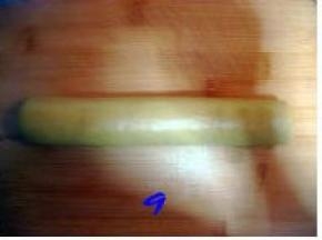 将黄色面团用保鲜膜裹住，慢慢搓长直径为3cm的圆柱状，放入冰箱冷冻；