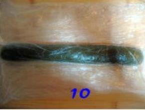 绿色面团用保鲜膜裹住，轻轻搓长为25cm的圆柱状；