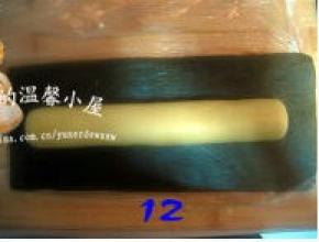 剪开绿色面片的保鲜膜，取出黄色面团，放在绿色面片上。